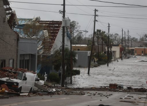 Bangunan yang rusak dan jalan yang banjir terlihat setelah badai Michael melewati pusat kota Panama City, Florida. (Foto: Getty Images/AFP/Al Jazeera)