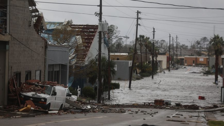 Bangunan yang rusak dan jalan yang banjir terlihat setelah badai Michael melewati pusat kota Panama City, Florida. (Foto: Getty Images/AFP/Al Jazeera)