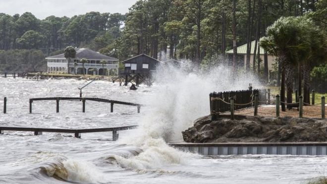 Badai Michael mengancam Pantai Florida. Gubernur Florida Rick Scott telah memperingatkan warga setempat dan menyatakan "badai ini bisa membunuhmu". (Foto: Getty Images/BBC News)