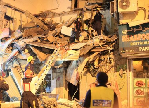 Para petugas penyelamat melakukan pencarian dan penyelamatan, mencari orang-orang yang selamat di puing-puing bangunan runtuh di Salmaniya di Manama. (Foto: Reuters/Arab News)
