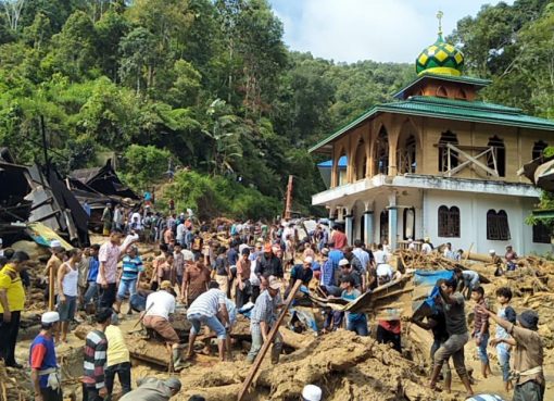 Bangunan madrasah dan masjid yang rusak akibat dihantam banjir bandang (Foto: kemenag.go.id)