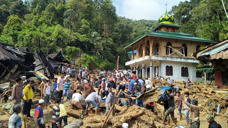 Bangunan madrasah dan masjid yang rusak akibat dihantam banjir bandang (Foto: kemenag.go.id)