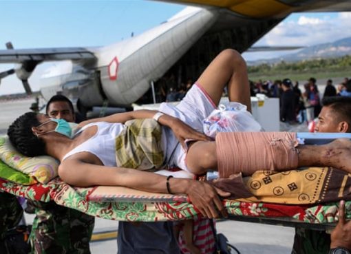 Orang-orang yang terluka akibat gempa dan tsunami menunggu untuk dievakuasi dengan pesawat angkatan udara di Palu, Sulawesi Tengah. (Foto/Antara/Reuters/Al Jazeera)
