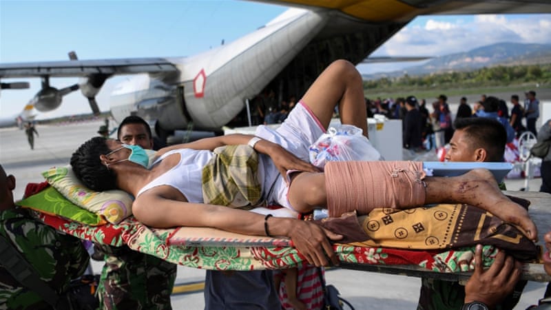 Orang-orang yang terluka akibat gempa dan tsunami menunggu untuk dievakuasi dengan pesawat angkatan udara di Palu, Sulawesi Tengah. (Foto/Antara/Reuters/Al Jazeera)