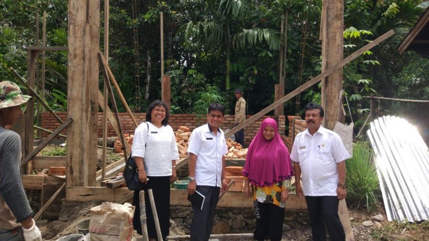 Kepala Dinas Sosial (Dinsos) Kabupaten Pasaman, Efka Emi, saat meninjau langsung rumah tidak layak huni di Nagari/Desa Simpang, Kecamatan Simpati, Kamis (15/11). (Foto: Darlin)