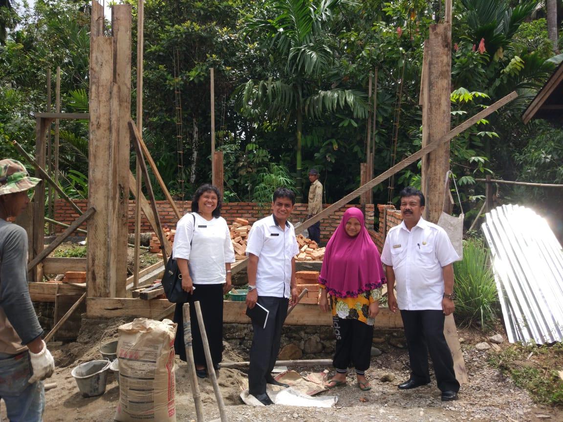 Kepala Dinas Sosial (Dinsos) Kabupaten Pasaman, Efka Emi, saat meninjau langsung rumah tidak layak huni di Nagari/Desa Simpang, Kecamatan Simpati, Kamis (15/11). (Foto: Darlin)