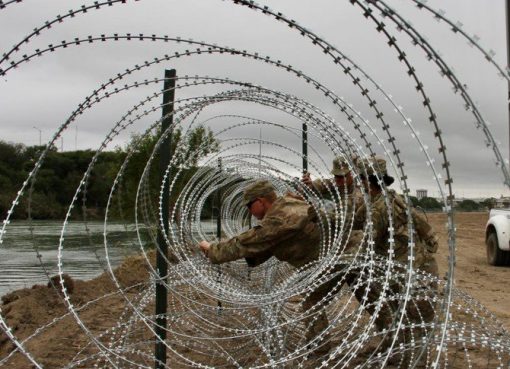 Tentara memasang pagar kawat berduri di tepian Rio Grande di Laredo, Minggu (18/11) waktu setempat atau Senin WIB. Ini bagian dari pengerahan militer yang diperintahkan oleh Presiden Donald Trump untuk mengamankan perbatasan AS-Meksiko. (Foto: AFP/Arab News)