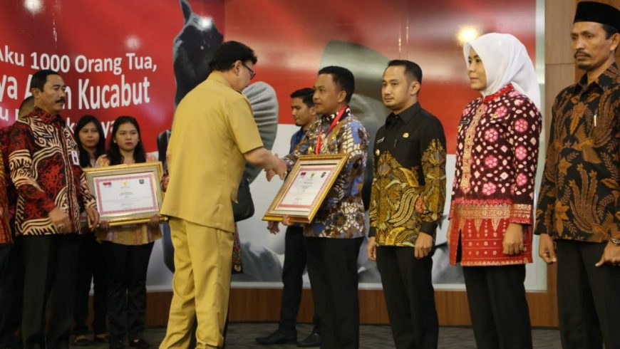 Mendagri menyematkan tanda peserta secara simbolis kepada Bupati Bantaeng, Walikota Palangkaraya, Wakil Bupati Aceh Selatan, Wakil Walikota Palembang, dan DPRD Kota Batu.(Foto: Puspen Kemendagri)