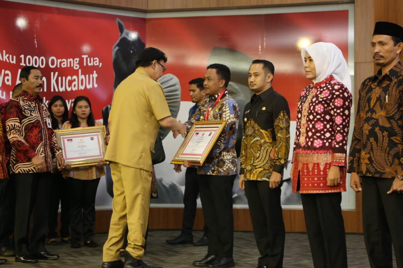 Mendagri menyematkan tanda peserta secara simbolis kepada Bupati Bantaeng, Walikota Palangkaraya, Wakil Bupati Aceh Selatan, Wakil Walikota Palembang, dan DPRD Kota Batu.(Foto: Puspen Kemendagri)