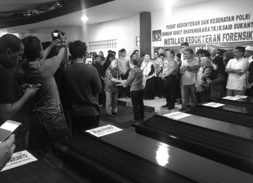 Lion Air Jumat malam secara resmi menyerahkan jenazah kepada pihak keluarga di Rumah Sakit Bhayangkara R. Said Sukanto (RS Polri). Penyerahan dilakukan oleh Technical Director of Batik Air, Yanto Supriatno. (Foto: Lion Air)