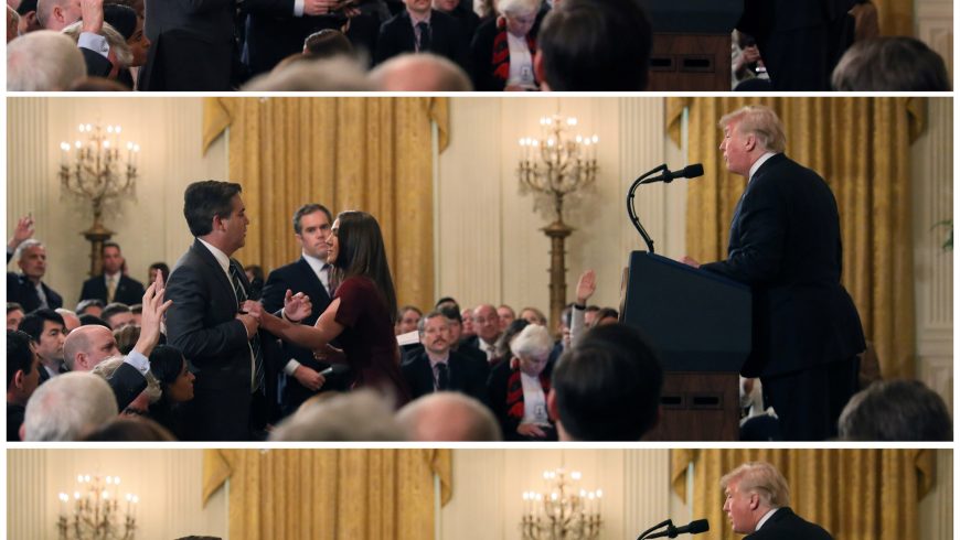 Seorang anggota staf Gedung Putih berusaha meraih mikrofon yang dipegang Jim Acosta dari CNN saat dia bertanya kepada Presiden AS Donald Trump. (Foto: Reuters/Al Jazeera)