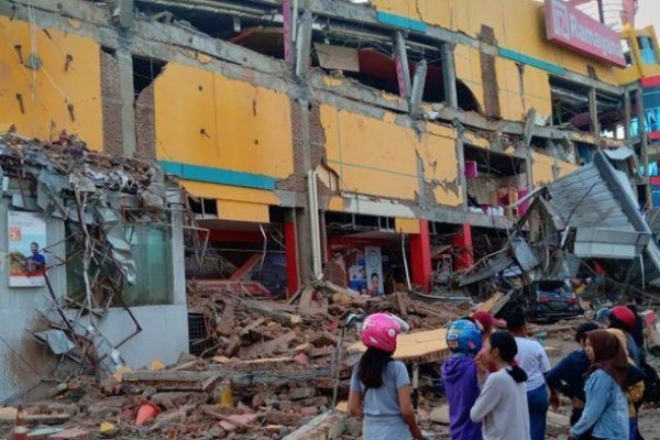 Foto ilustrasi adalah pusat perbelanjaan di Palu yang hancur akibat gempa. (Foto: www.bbc.com)