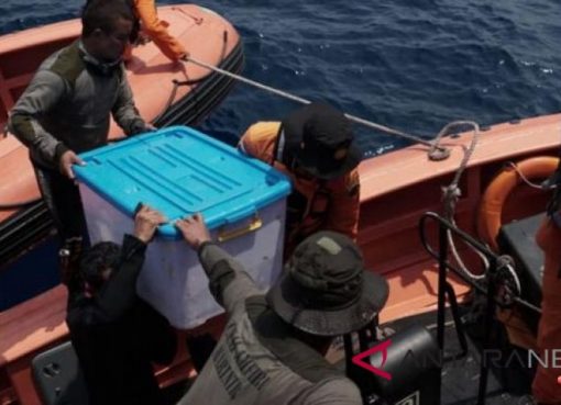 "Black box" pesawat Lion Air JT 610 yang jatuh di perairan Tanjung, Karawang, Jawa Barat , telah ditemukan dan diamankan petugas dalam kotak. (Foto: Basarnas/Antara News)