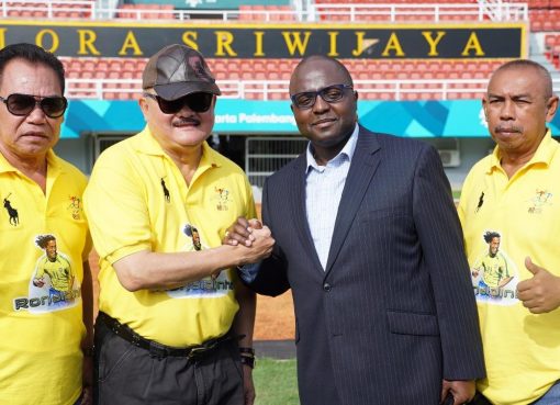 Alex Noerdin berjabat erat dengan Oliver Mandengue. (Foto: Istimewa)