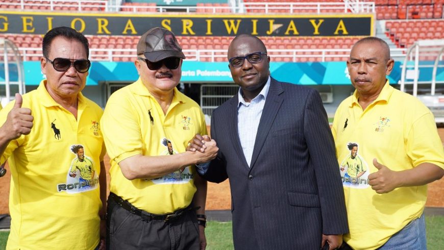 Alex Noerdin berjabat erat dengan Oliver Mandengue. (Foto: Istimewa)