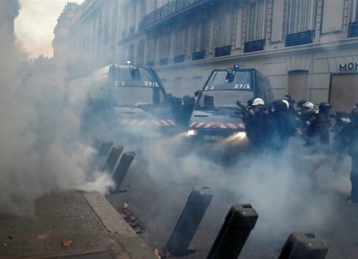 Ribuan personel keamanan dikerahkan di Paris, Sabtu (8/12), untuk mengatasi para pengunjuk rasa. (Reuters/Al Jazeera)
