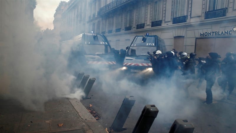 Ribuan personel keamanan dikerahkan di Paris, Sabtu (8/12), untuk mengatasi para pengunjuk rasa. (Reuters/Al Jazeera)