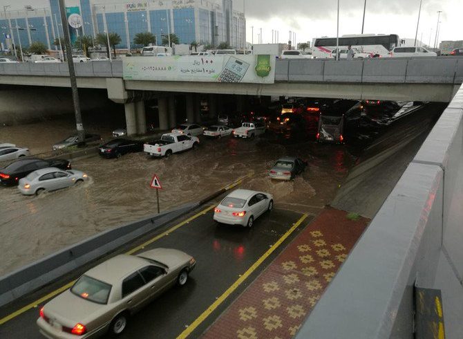 Hujan deras membanjiri jalan-jalan di Madinah. (Foto: Arab News)