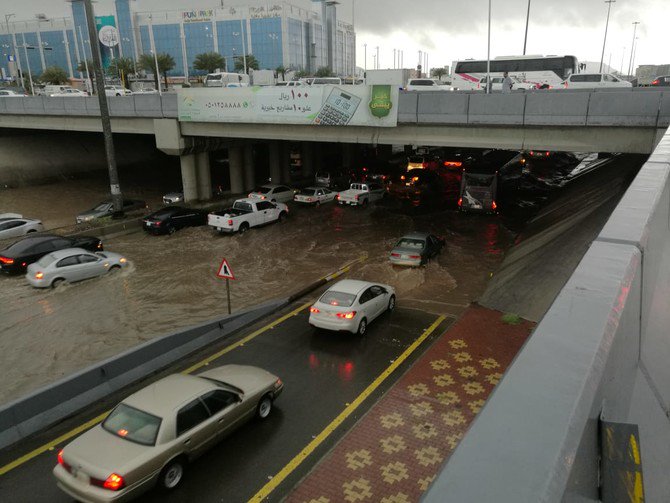 Hujan deras membanjiri jalan-jalan di Madinah. (Foto: Arab News)