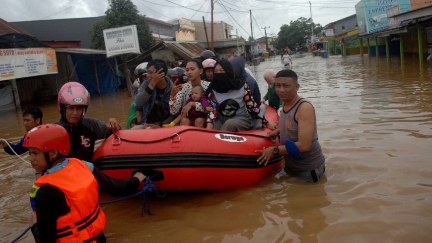 Sebagian kota Makassar terendam banjir (Foto: Antara/Reuters/Al Jazeera)