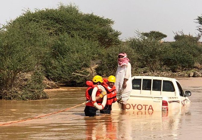 Petugas layanan darurat ketika melakukan menyelamatkan di daerah banjir. (Foto: Arab News)