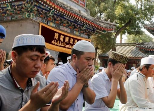 Mempraktikkan Islam dilarang di beberapa bagian Cina. Orang-orang yang sholat, berdoa, melaksanakan puasa, memelihara janggut, juga yang mengenakan jilbab terancam penangkapan. (Foto: Reuters/Al Jazeera)