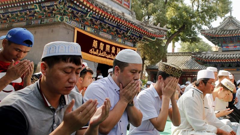 Mempraktikkan Islam dilarang di beberapa bagian Cina. Orang-orang yang sholat, berdoa, melaksanakan puasa, memelihara janggut, juga yang mengenakan jilbab terancam penangkapan. (Foto: Reuters/Al Jazeera)