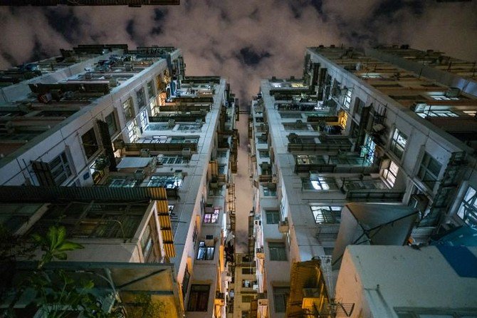 Gedung-gedung bertingkat yang padat di Hong Kong. Peraturan di Hong Kong mengancam pihak yang mengakibatkan benda jatuh dari gedung karena membahayakan publik. (Foto: AFP/Arab News)