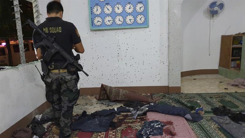 Apaarat militer memeriksa korban peledakan granat di Masjid. (Foto: Dokumentasi Milier Filipina/AP/Al Jazeera)