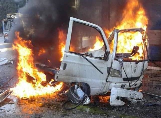 Sebuah mobil terbakar akibat ledakan bom di Latakia dan menewaskan sopirnya. (Foto: Sana/Arab News)