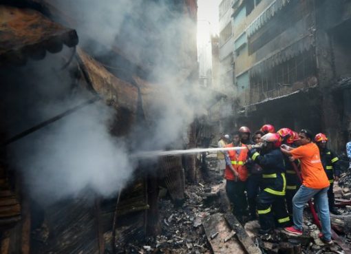 Petugas pemadam kebakaran berusaha memadamkan api, di Dhaka, pada 21 Februari 2019.(Foto: AFP/France24)