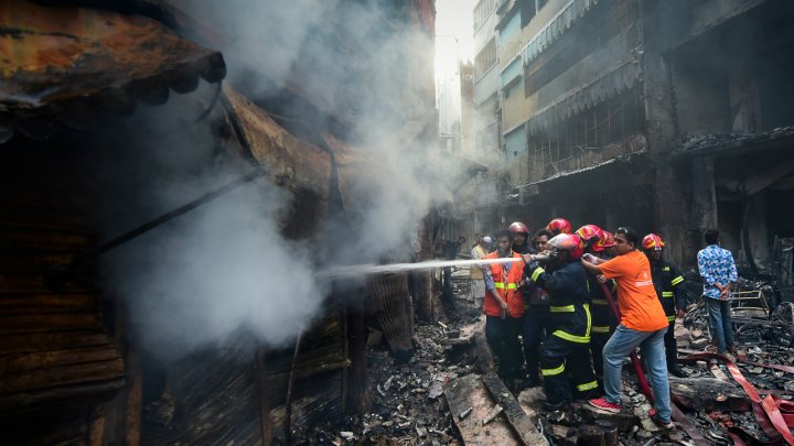 Petugas pemadam kebakaran berusaha memadamkan api, di Dhaka, pada 21 Februari 2019.(Foto: AFP/France24)
