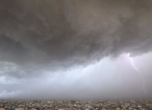 Petir menyambar cakrawala Jeddah. Foto diambil pada 17 November 2015. (file Reuters/Arab News)