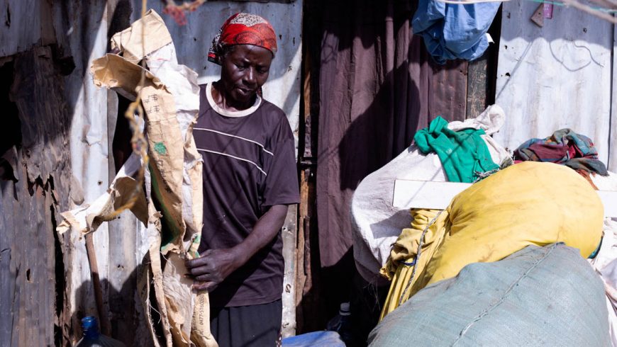 Selama 12 tahun, Rehema Ayako berjalan 3 km dari rumahnya yang berdinding seng ke tempat pembuangan sampah untuk mencari nafkah. “Ini rumah kedua saya. Saya menjual apa pun yang saya dapat yang bisa dijual untuk memenuhi kebutuhan,” kata ibu sembilan anak berusia 62 tahun ini. (Foto: Abdiwahid Abdikadir/Al Jazeera)