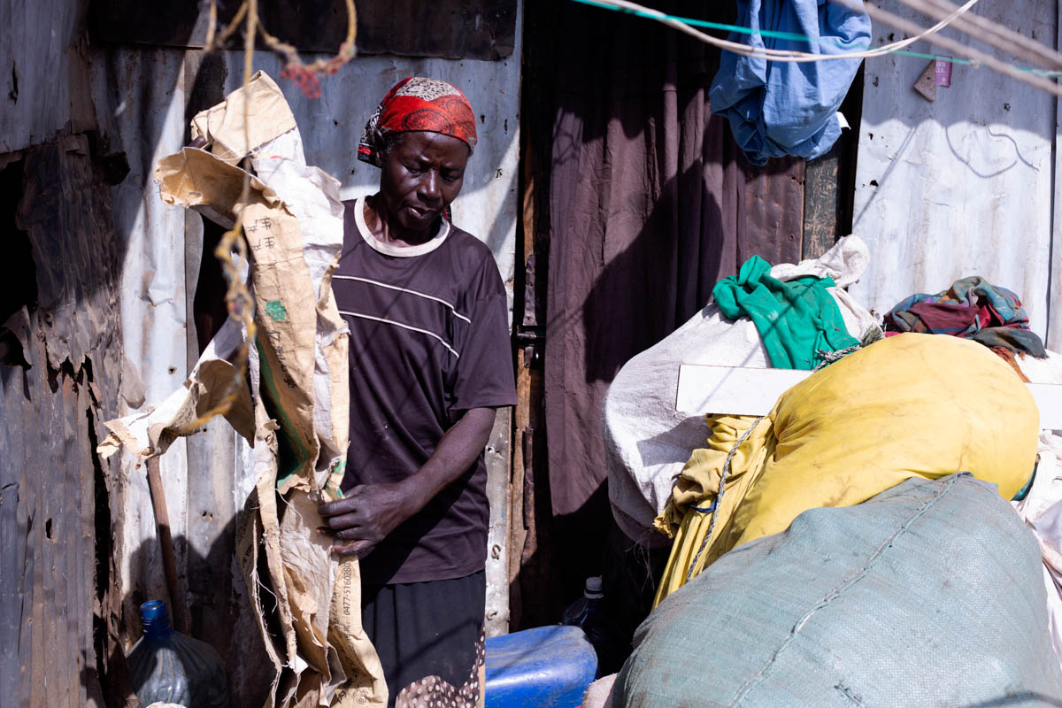 Selama 12 tahun, Rehema Ayako berjalan 3 km dari rumahnya yang berdinding seng ke tempat pembuangan sampah untuk mencari nafkah. “Ini rumah kedua saya. Saya menjual apa pun yang saya dapat yang bisa dijual untuk memenuhi kebutuhan,” kata ibu sembilan anak berusia 62 tahun ini. (Foto: Abdiwahid Abdikadir/Al Jazeera)