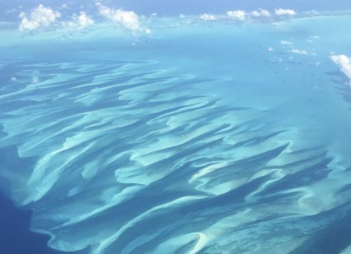 Perairan yang penuh pasir di Eleuthera di Bahama, seperti terlihat dari pesawat yang diabadikan pada 25 Juni 2018. (Foto: file AFP/France24)