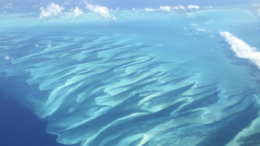 Perairan yang penuh pasir di Eleuthera di Bahama, seperti terlihat dari pesawat yang diabadikan pada 25 Juni 2018. (Foto: file AFP/France24)