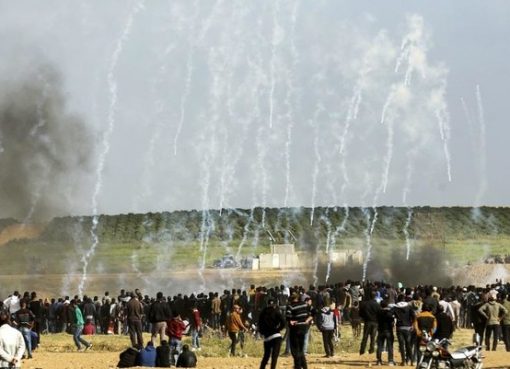 Masyarakat Palestina ketika melakukan aksi di dekat pagar perbatasan. (Foto:File AFP/Arab News)
