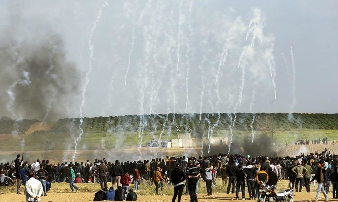 Masyarakat Palestina ketika melakukan aksi di dekat pagar perbatasan. (Foto:File AFP/Arab News)