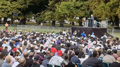 Gamal Fouda, imam masjid Al Noor yang dilanda tragedi, menyampaikan khotbah pada sholat Jumat di Hagley Park di Christchurch pada 22 Maret 2019, sepekan setelah penembakan oleh teroris di Masjid Al-Noor di Christchurch. (Foto: AFP/Al Jazeera)