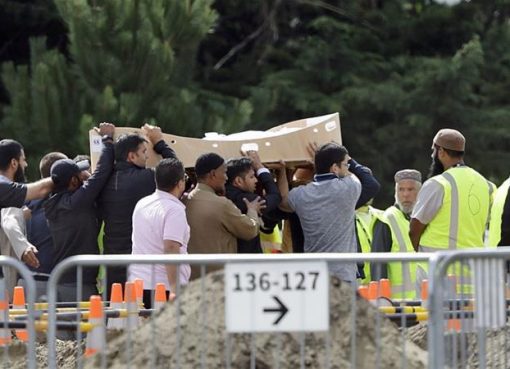 Pelayat membawa mayat seorang korban di Memorial Park Cemetery di Christchurch untuk dimakamkan.(Foto: AP/Al Jazeera)