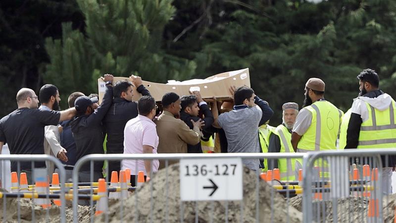 Pelayat membawa mayat seorang korban di Memorial Park Cemetery di Christchurch untuk dimakamkan.(Foto: AP/Al Jazeera)