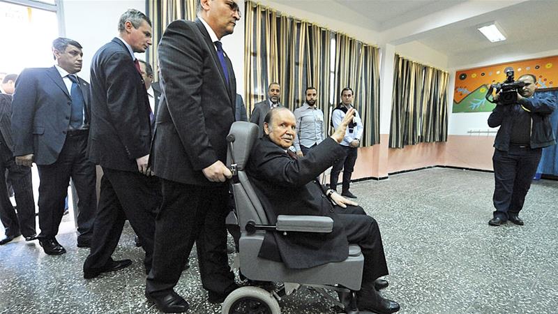 Presiden Bouteflika (di atas kursi roda) kembali ke Aljazair di tengah protes massa. Bouteflika telah memerintah selama 20 tahun dan, meskipun menderita stroke, dia tetap berambisi memimpin untuk masa jabatan kelima. (Foto: File AP/Al Jazeera)