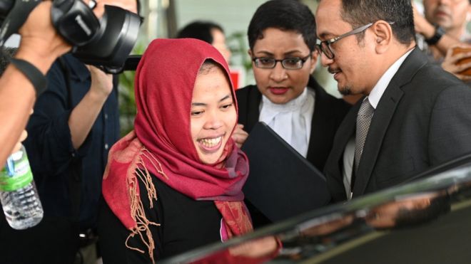 Siti Aisyah ketika meninggalkan pengadilan, di Kuala Lumpur.( Foto: AFP/BBC News)