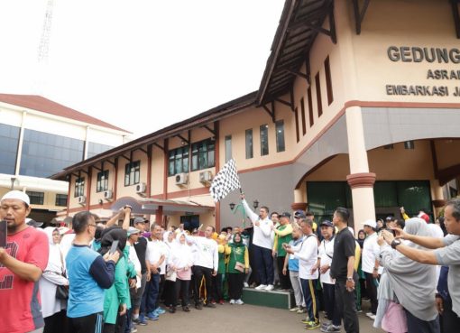 Menag Lukman Hakim Saifuddin melepas peserta jalan santai, di Bekasi, Minggu (24/3). (Foto: Website Kemenag)