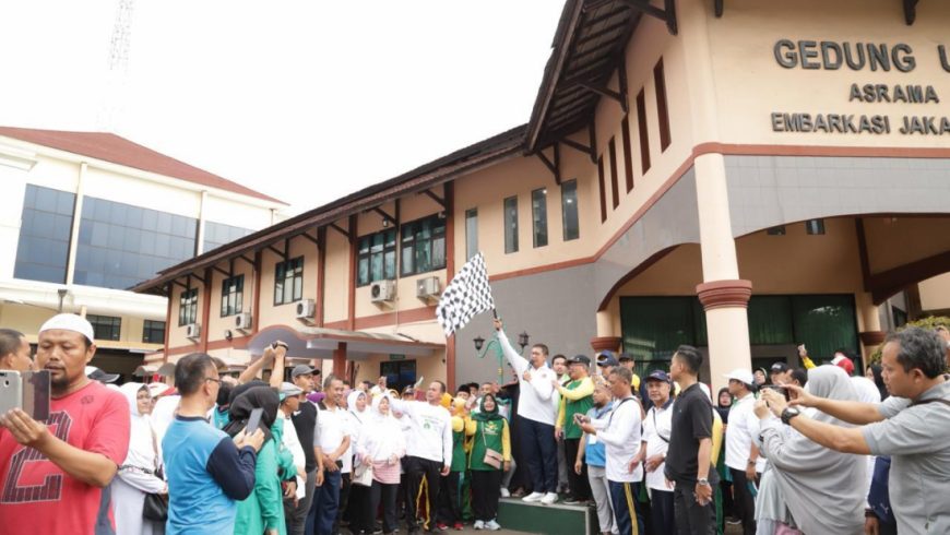 Menag Lukman Hakim Saifuddin melepas peserta jalan santai, di Bekasi, Minggu (24/3). (Foto: Website Kemenag)