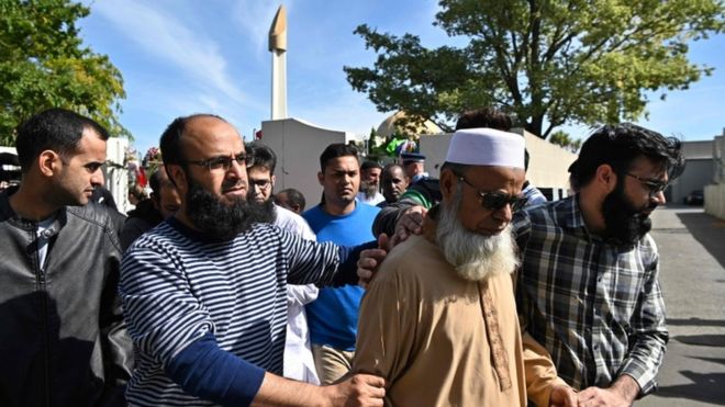 Jamaah dalam kelompok-kelompok kecil diizinkan memasuki masjid Al Noor pada Sabtu (23/3). (Foto: AFP/BBC News)