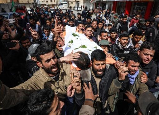 Empat warga Palestina terbunuh di Gaza, ketika puluhan ribu orang melakukan aksi unjuk rasa, Sabtu, di sekitar pagar pembatasan yang dibangun Israel. Aksi dilakukan untuk memperingati ulang tahun pertama protes Great March of Return.(Foto: Hak cipta Al Jazeera)