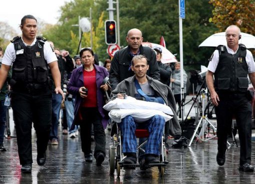 Temel Atacocugu (tengah), yang selamat dari pembantaian masjid kembar 15 Maret, meninggalkan Pengadilan Distrik Christchurch, Jumat 5 April 2019 setelah tersangka pria bersenjata Brenton Tarrant, dituduh menembak mati 50 Muslim pada serangan 15 Maret di dua masjid. (AFP/Arab News)