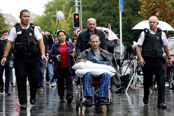 Temel Atacocugu (tengah), yang selamat dari pembantaian masjid kembar 15 Maret, meninggalkan Pengadilan Distrik Christchurch, Jumat 5 April 2019 setelah tersangka pria bersenjata Brenton Tarrant, dituduh menembak mati 50 Muslim pada serangan 15 Maret di dua masjid. (AFP/Arab News)